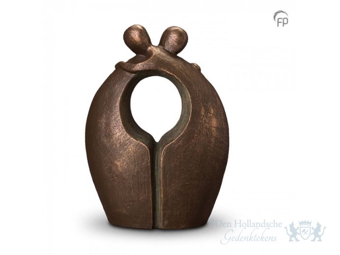 Keramische urn met bronzen afwerking en omhelzend stel foto 1