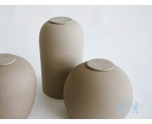PELION – handgemaakte eco urn in zandkleurig engobe foto 1