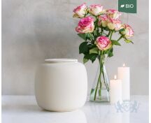 SERES – handgemaakte eco urne in zacht beige engobe foto 1