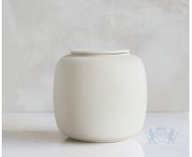 SERES – handgemaakte eco urne in zacht beige engobe foto 1