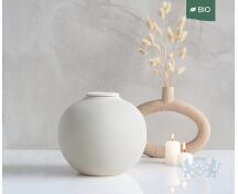 VEDA – handgemaakte eco urne in zacht beige engobe foto 1