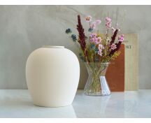 VERNO – handgemaakte eco urn in zacht beige engobe foto 1