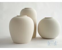 VERNO – handgemaakte eco urn in zacht beige engobe foto 1
