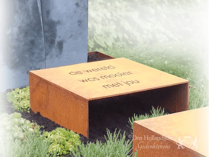urnengraf-cortenstaal-met-natuursteen-zuil.png foto 1