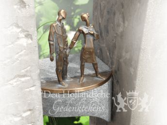 urnengraven-met-zuilen-bronzen-grafdecoratie.png