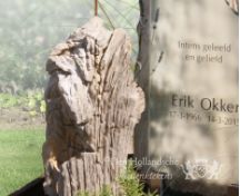 Versteend hout en cortenstalen grafmonument foto 3