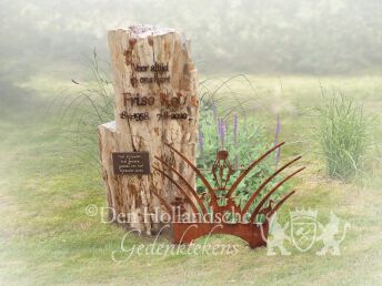 Versteend hout grafmonument