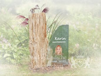 Versteend hout zuil met bronzen beeld